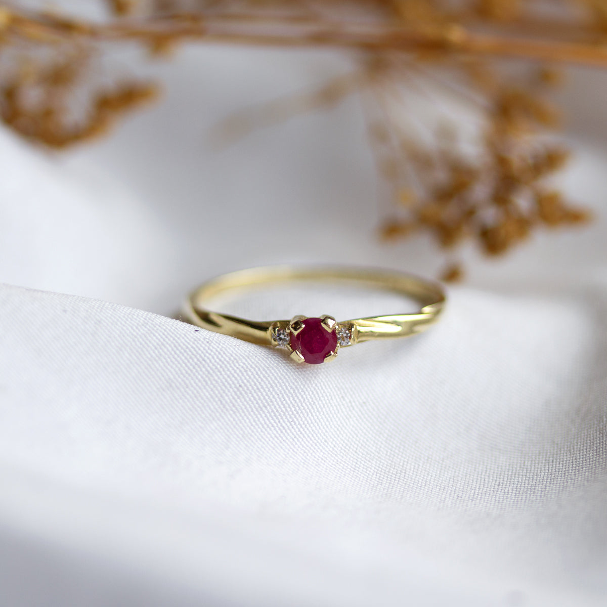 Anillo rubí con diamantes Lenora