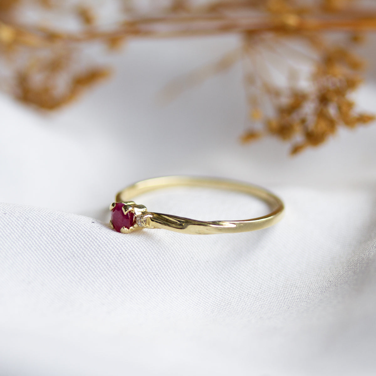 Anillo rubí con diamantes Lenora