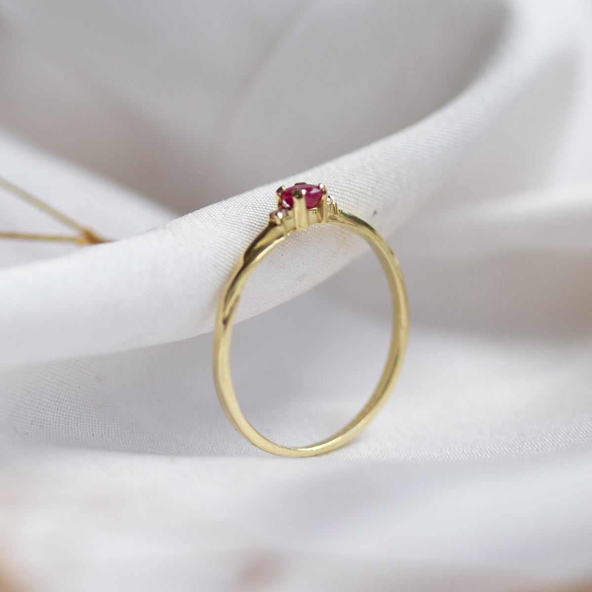 Anillo rubí con diamantes Lenora